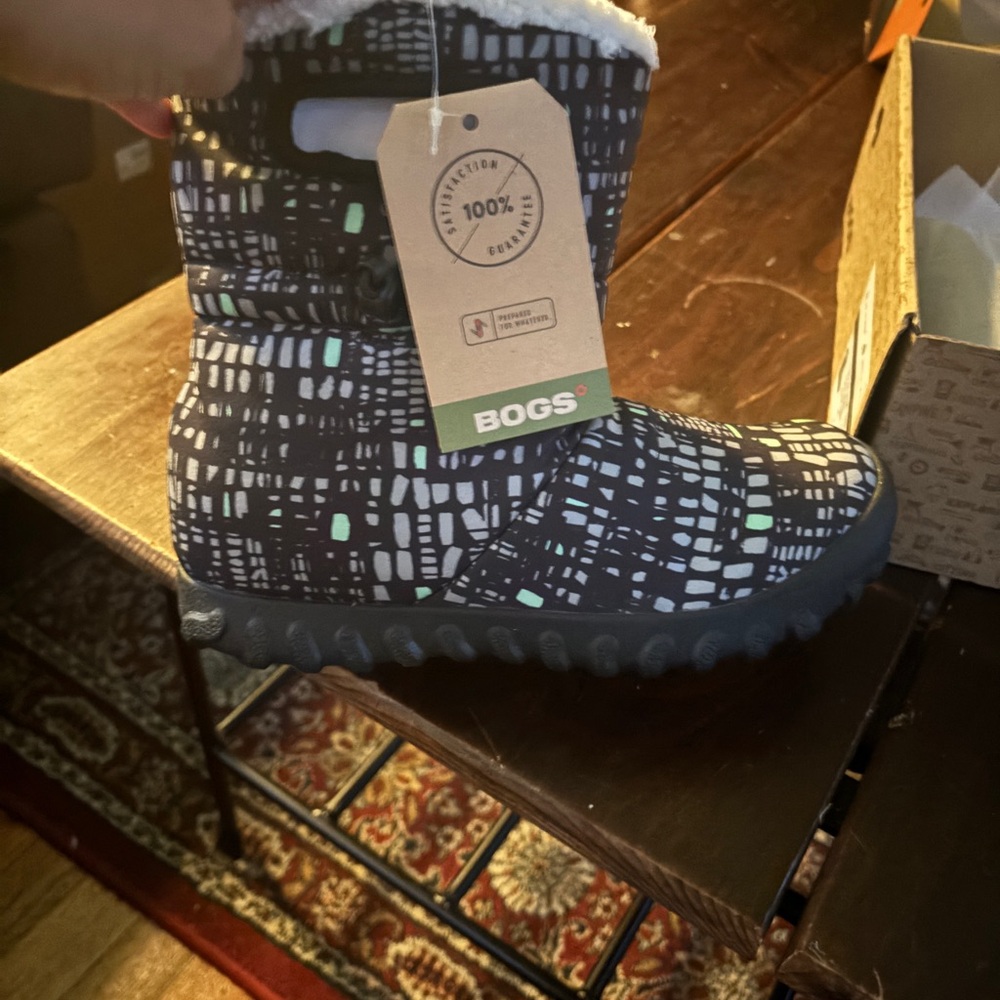 BOGS Women Black and Green Winter Boots